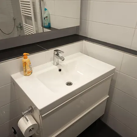 1 Bedroom With Large Sunny Balcony *