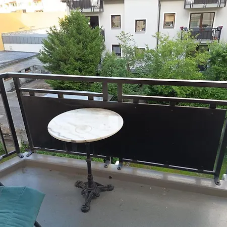 1 Bedroom With Large Sunny Balcony *
