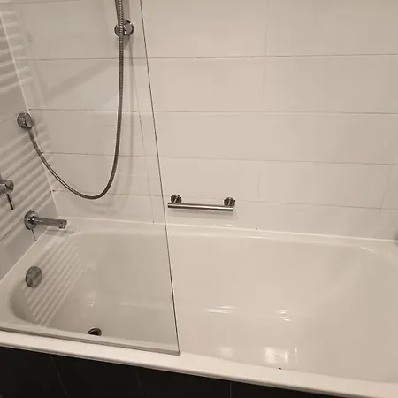 1 Bedroom With Large Sunny Balcony *